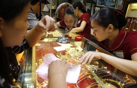 Giá vàng trong nước tăng mạnh theo đà đi lên của thị trường quốc tế - Ảnh: Reuters.