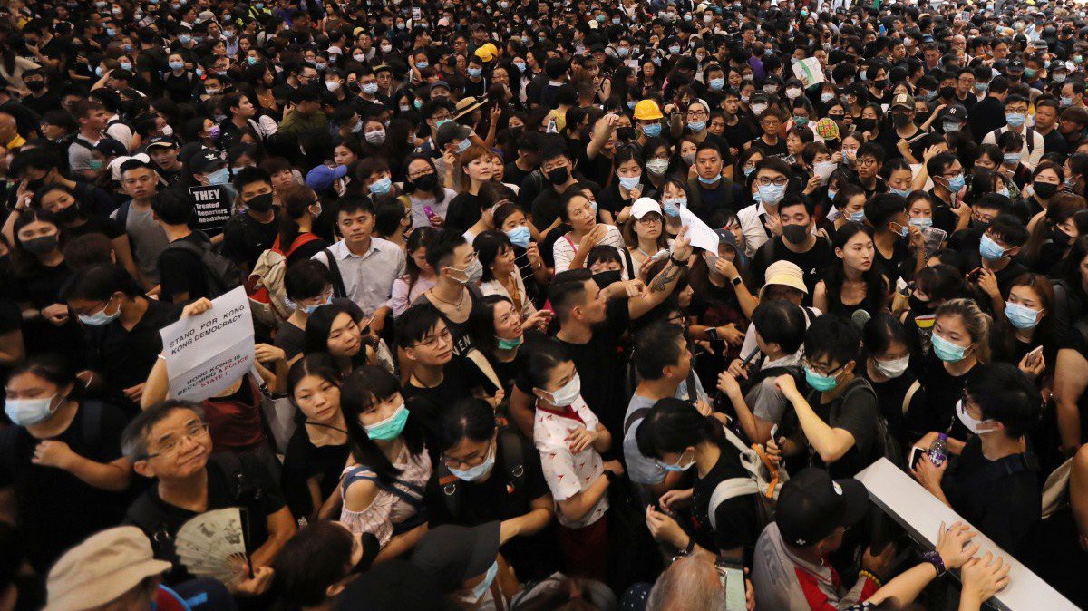 Người biểu tình tại sân bay Hồng Kông ngày 12/8 - Ảnh: SCMP.