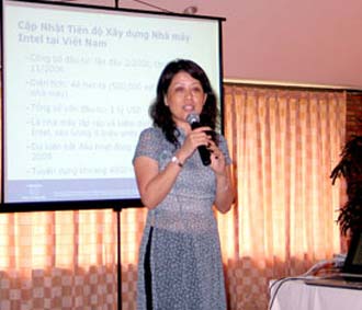 Bà Hồ Thu Uyên, Giám đốc Đối ngoại Intel Việt Nam giới thiệu về tình hình tuyển dụng nhân lực của Nhà máy Intel Việt Nam.