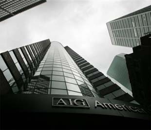 Thị trường vàng “bồn chồn” trước việc có nguồn tin cho hay hãng bảo hiểm khổng lồ AIG của Mỹ vừa được Chính phủ nước này bơm thêm cho 30 tỷ USD thông qua một nỗ lực giải cứu khẩn cấp - Ảnh: AP.