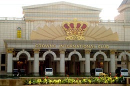 Chủ đầu tư đã gỡ bỏ dòng chữ “Crown Casino” từ tháng 2/2010 và hiện đang sử dụng cụm từ “Crown International Club”.