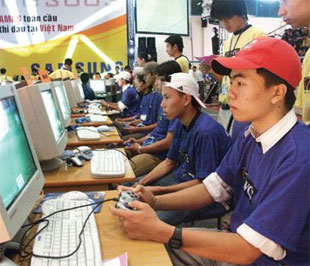 Chơi trò chơi trực tuyến một cách hợp lý thì không chỉ có tác dụng giải trí mà còn luyện tập khả năng phản ứng nhanh, giúp phát triển trí tuệ - Ảnh: Lê Toàn.