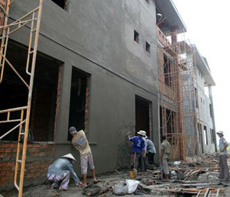 Thị trường nhà đất đang bước vào giai đoạn thanh lọc khi một số nhà đầu tư thiếu vốn, buộc phải chuyển nhượng dự án hoặc dừng việc đầu tư.