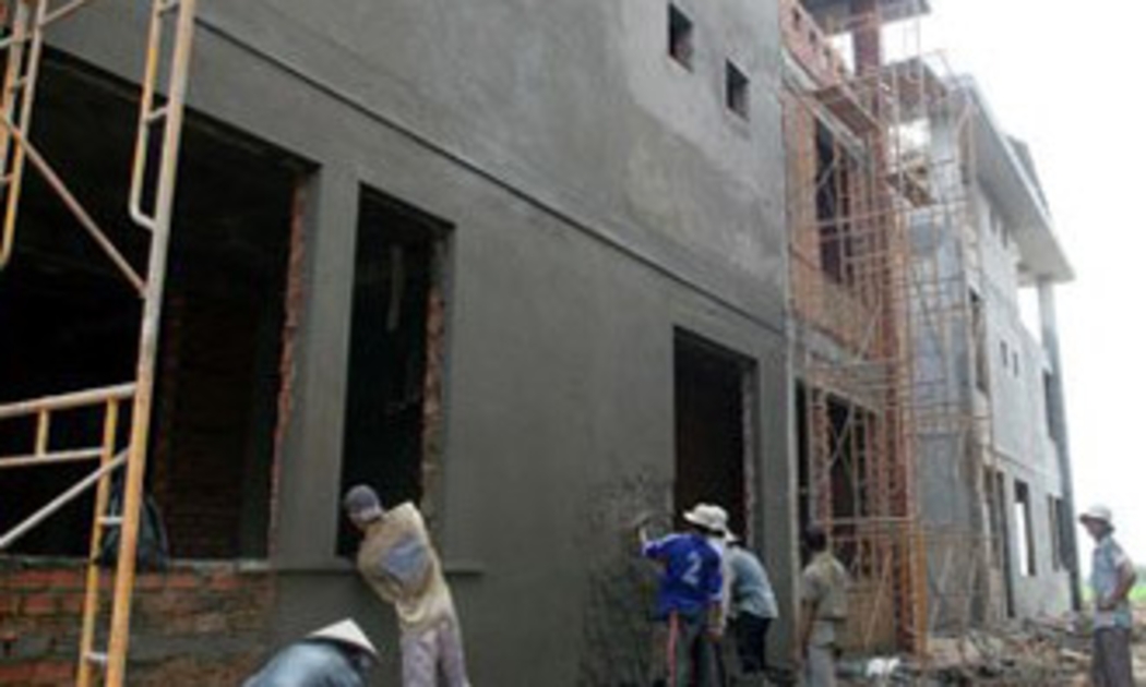 Thị trường nhà đất đang bước vào giai đoạn thanh lọc khi một số nhà đầu tư thiếu vốn, buộc phải chuyển nhượng dự án hoặc dừng việc đầu tư.