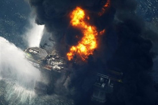 Sau 24h, đám cháy trên giàn khoan vẫn chưa thể dập tắt - Ảnh: AP.