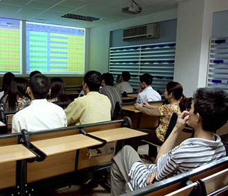 Hôm nay, chỉ số chứng khoán tại cả hai sàn tiếp tục đà giảm mạnh đã tiếp diễn nhiều ngày nay.