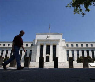 Phía trước trụ sở Cục Dự trữ Liên bang Mỹ (FED) tại Washington - Ảnh: Reuters.