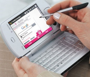 Theo các chuyên gia viễn thông, công nghệ 3G có những ưu thế hơn hẳn so với công nghệ 2G đang hiện hành, thể hiện ở khả năng cung cấp các dịch vụ dữ liệu cao.