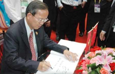 Phó thủ tướng Trương Vĩnh Trọng thăm gian hàng của công ty Biti's tại CAEXPO 2010 - Ảnh: Vinh Nguyễn.