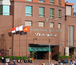 Hai đợt IPO của 2 doanh nghiệp lớn là Tổng công ty Bảo hiểm Việt Nam (Bảo Việt) và Ngân hàng Ngoại thương Việt Nam (Vietcombank) đã hoàn thành trong năm nay - Ảnh: Việt Tuấn.