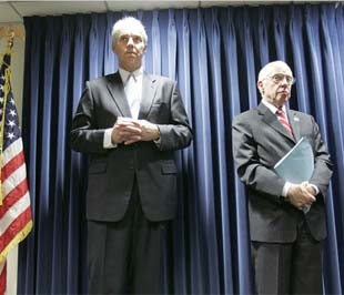 Các quan tòa xét xử vụ trộm trong một cuộc họp báo.