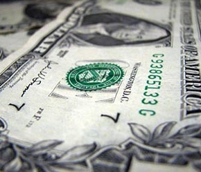 Dư nợ cùng cầu ngoại tệ tăng mạnh là một nguyên nhân khiến các ngân hàng thương mại tăng mạnh lãi suất huy động USD trong thời gian qua.