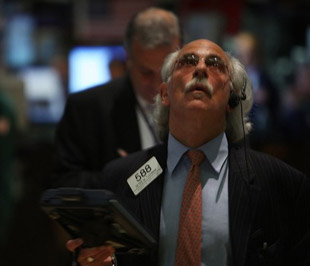 Chỉ số Dow Jones đã giảm điểm do cổ phiếu Boeing sụt giảm với biên độ lớn, trong khi đó chỉ số S&P 500 lại khởi sắc trước sự hỗ trợ từ khối ngân hàng, năng lượng và nguyên vật liệu cơ bản - Ảnh: Reuters.