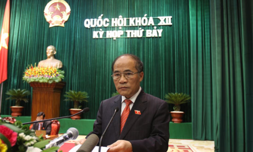 Phó thủ tướng Nguyễn Sinh Hùng trên nghị trường Quốc hội - Ảnh: LQP.