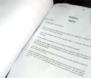 Một tài liệu liên quan đến thỏa thuận với Goldman Sachs được Thiên Việt đưa ra tại cuộc họp báo sáng nay - Ảnh: Minh Đức.