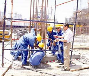 Kinh tế khó khăn khiến hoạt động sản xuất đi xuống ở không ít doanh nghiệp, điều này tạo áp lực không nhỏ đối với người lao động trước khả năng mất việc - Ảnh minh họa. 