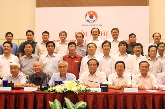 Các "ông bầu" chụp ảnh kỷ niệm cùng lãnh đạo VFF sau cuộc hội nghị "lịch sử" - Ảnh: VSI.