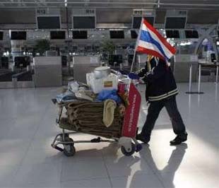 Một người biểu tình thu dọn "hành trang" khỏi khu vực sân bay - Ảnh: AP.