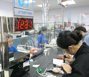 Giao dịch tại ACB - Ảnh: Việt Tuấn.