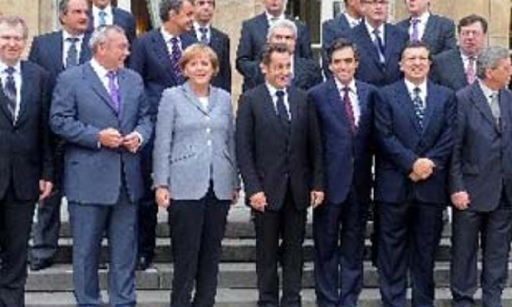 Các nhà lãnh đạo châu Âu trong hội nghị thượng đỉnh tổ chức tại điện Elysee, Paris, ngày 12/10 - Ảnh: Bloomberg.