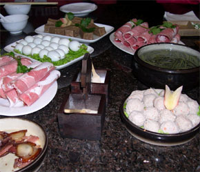 Một số cơ sở chế biến đã làm nhân bánh bao theo công thức có tỷ lệ 6/4, trong đó 6 phần bìa các tông nghiền và 4 phần mỡ, trộn với một số chất phụ gia có vị thịt.