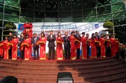 Lãnh đạo Petro Vietnam, các bộ ngành và thành phố Hà Nội cắt băng khai trương tòa nhà Trung tâm tài chính Dầu khí sáng 24/11.