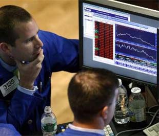 Một tuần “bão tố” của ngành tài chính Mỹ nói riêng và ngành tài chính toàn cầu nói chung đã khép lại. Nhưng không ai có thể dám chắc đợt chao đảo mạnh này của thị trường sẽ chỉ gói gọn trong 7 ngày qua - Ảnh: Reuters.