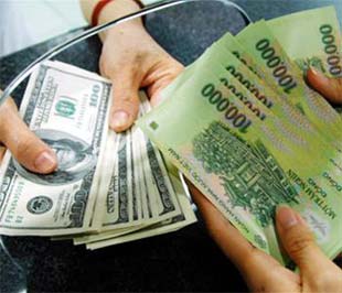 Từ ngày 25/3 đến 1/4, tỷ giá bình quân liên ngân hàng liên tục giảm mạnh, đặc biệt từ ngày 29/3 với mức giảm từ 7 - 11 VND mỗi ngày giao dịch.