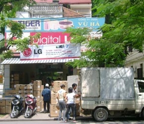 Trung bình cửa hàng này bán hơn 40 bộ điều hoà mỗi ngày - một mức tiêu thụ được coi là kỷ lục từ trước tới nay.