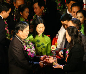 Trao cúp Thương hiệu mạnh Việt Nam cho doanh nghiệp - Ảnh: Mạnh Thắng.