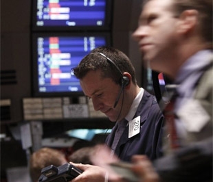 Trong tuần, chỉ số Dow Jones mất 1,58%, chỉ số Nasdaq xuống 1,97% và chỉ số S&P 500 hạ 2,24% - Ảnh: Reuters.