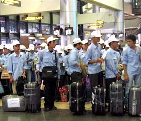 Người lao động đang chờ làm thủ tục sang Trung Đông làm việc - Ảnh: TP.