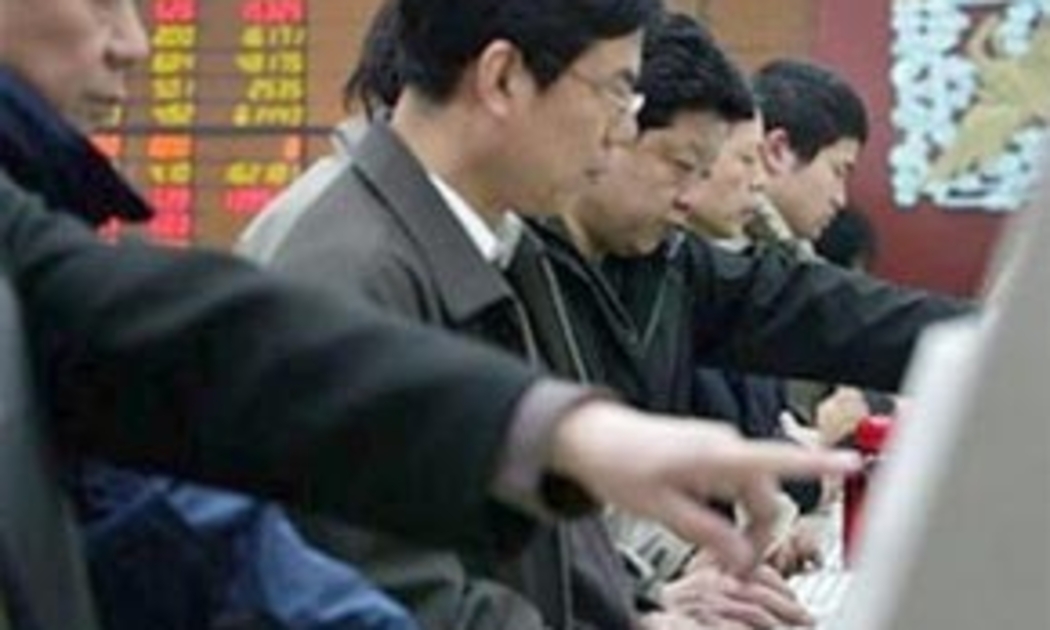 Các nhà đầu tư đặt lệnh qua máy tính tại công ty môi giới Trung Tân ở Bắc Kinh - Ảnh: AP.
