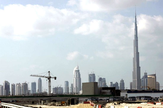 Không ai có thể hình dung nổi, một tiểu vương quốc vốn được xem là biểu tượng của sự giàu có, với những tòa nhà cao nhất thế giới và một quần đảo nhân tạo tuyệt mỹ, lại bỗng chốc đối diện khả năng không thể thanh toán nợ - Ảnh: Reuters.