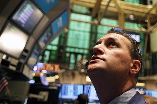 Nhà đầu tư chờ đợi các nhà hoạch định chính sách sẽ đưa ra QE3 để thúc đẩy nền kinh tế tăng trưởng - Ảnh: Reuters.