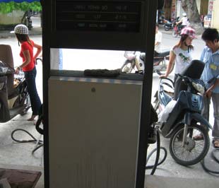 Hình thức gian lận phổ biến nhất là đong thiếu, kinh doanh xăng kém chất lượng so với công bố - Ảnh minh họa.
