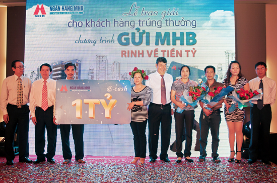 Ban lãnh đạo Ngân hàng MHB chúc mừng các khách hàng trúng giải nhất và giải đặc biệt của chương trình “Gửi MHB, rinh về tiền tỷ”.