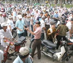 Đông đảo các nhà đầu tư không được vào dự đứng bên ngoài dinh Thống Nhất (ảnh chụp lúc 14h chiều 15/4).