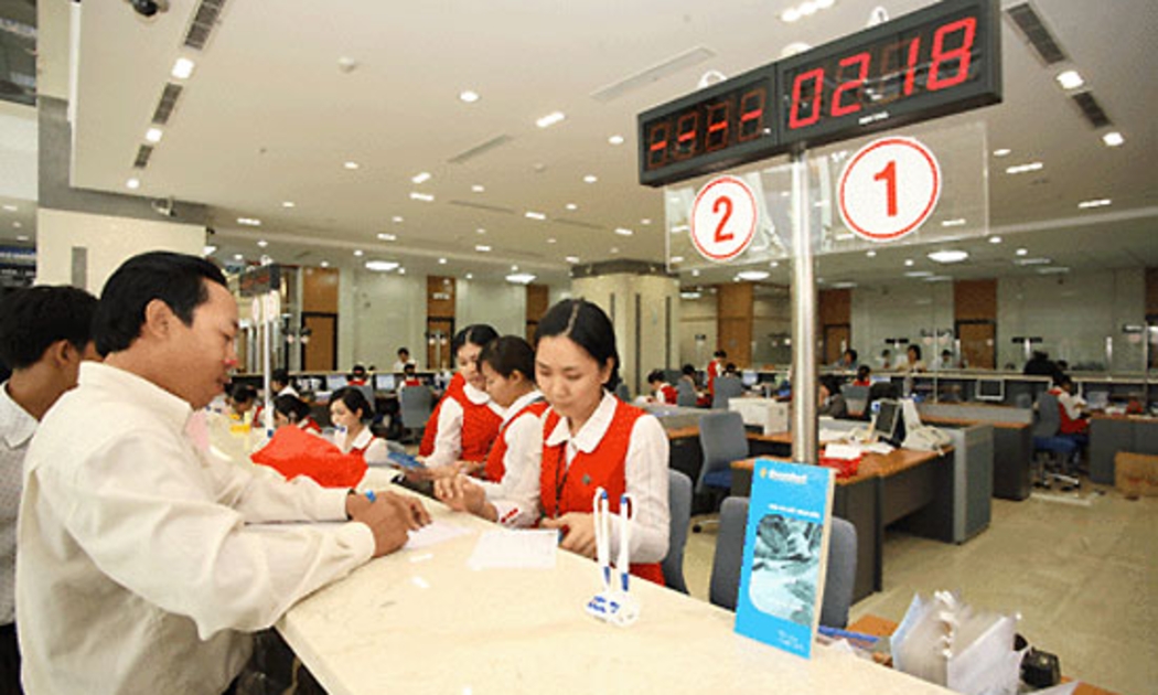 Tại một điểm giao dịch của Ngân hàng Thương mại Cổ phần Sài Gòn Thương Tín (Sacombank).