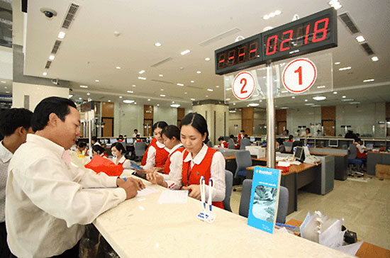 Tại một điểm giao dịch của Ngân hàng Thương mại Cổ phần Sài Gòn Thương Tín (Sacombank).