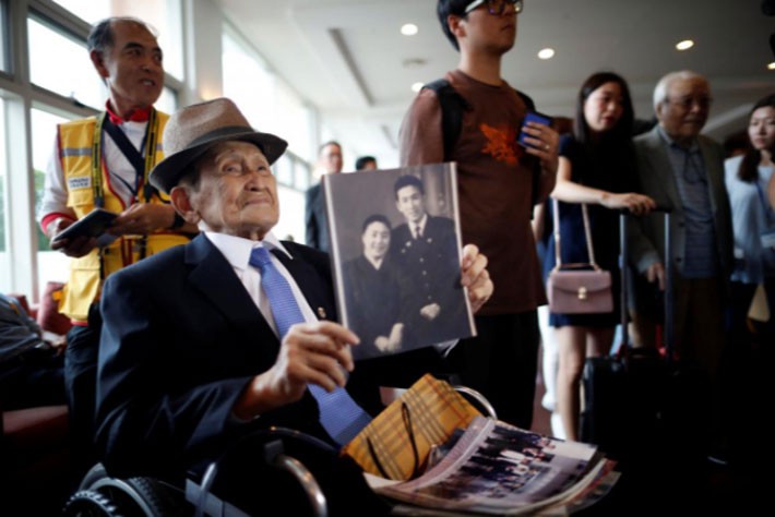 Niềm vui và nước mắt trong cuộc đoàn tụ ở Triều Tiên - Ảnh 9.