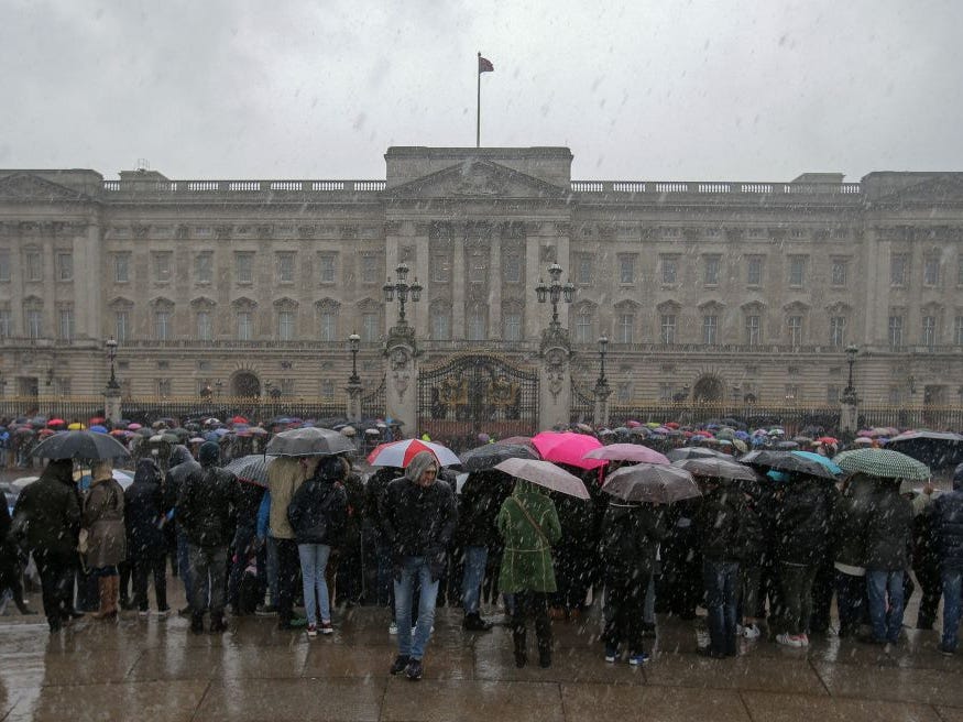 Trước khi đại dịch bùng phát đầu năm 2020, dù ngày nắng hay mưa, Cung điện Buckingham vẫn luôn chứng kiến hàng dài người đổ về xem cảnh đổi gác - Ảnh: Getty Images