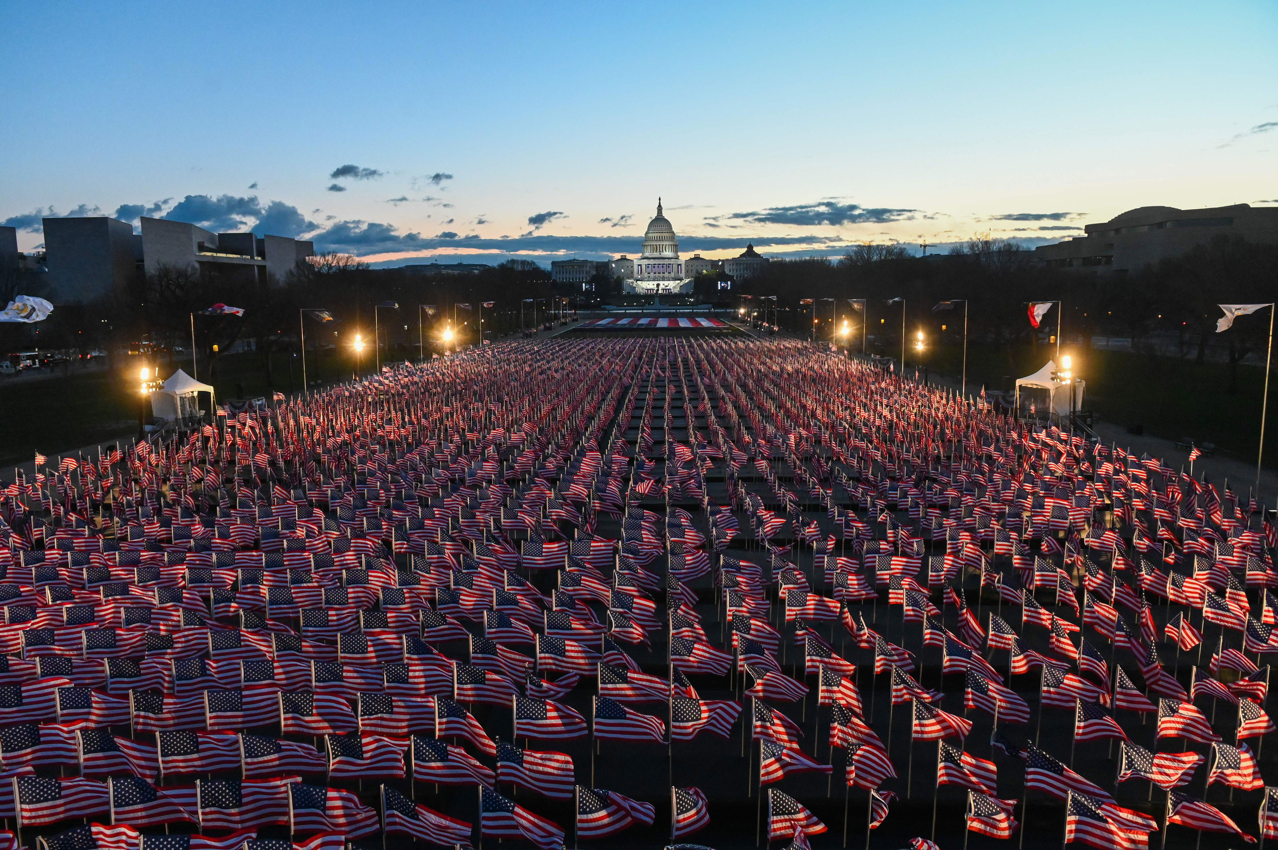 Công viên quốc gia National Mall tràn ngập cờ trang trí trong sự kiện chuyển giao quyền lực quan trọng của nước Mỹ. Ủy ban nhậm chức của Tổng thống đã trồng hơn 191.500 lá cờ tại National Mall, đại diện cho những người không thể tham dự lễ nhậm chức vì tình hình dịch bệnh - Ảnh: CNN