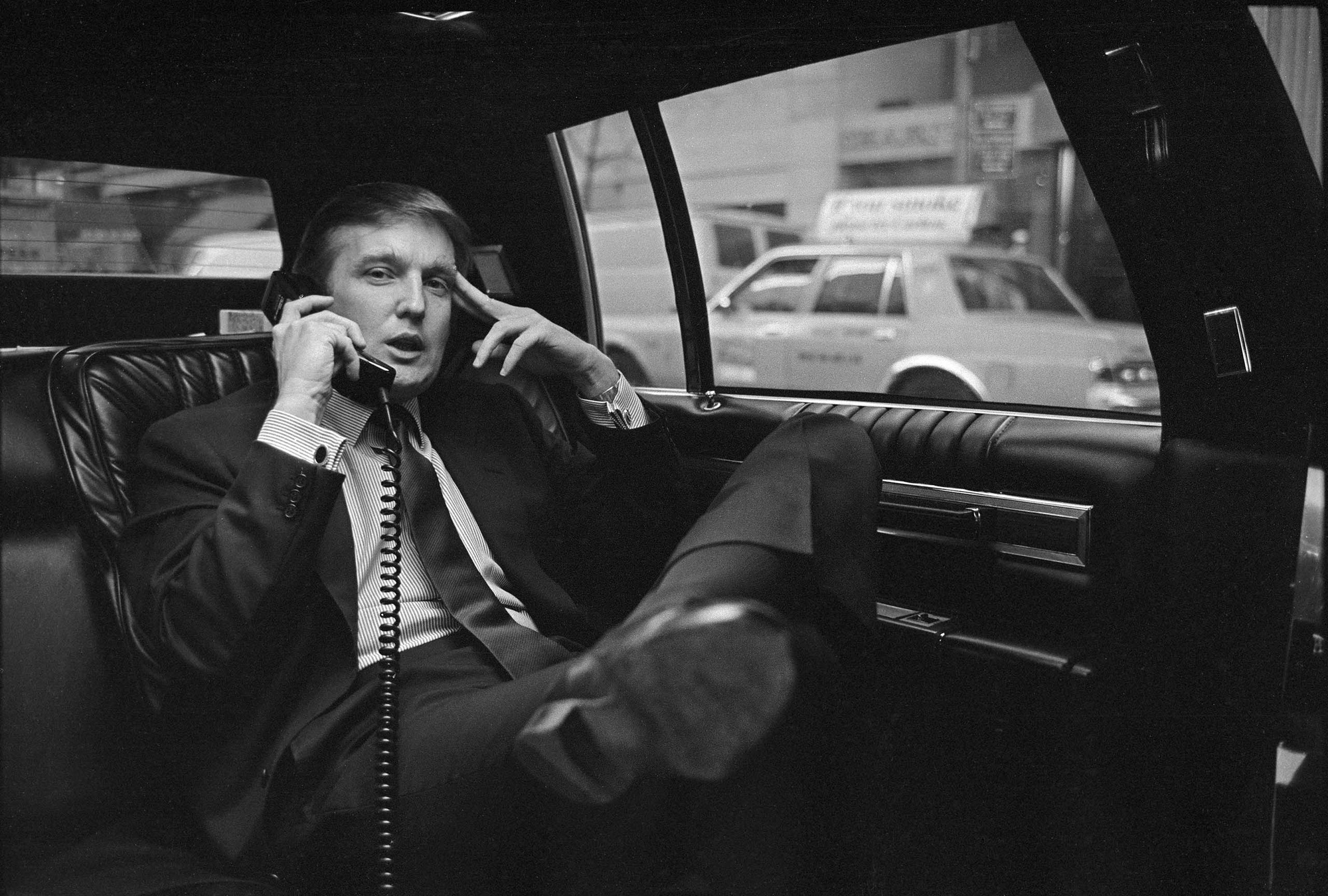 Ông Trump nói chuyện qua điện thoại sau khi công bố kế hoạch phát triển khu vực phía tây Manhattan tại khách sạn Hyatt trên Phố 42 và Đại lộ Lexington, New York ngày 18/11/1985 - Ảnh: New York Times.