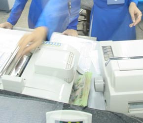 Nguồn tiền đặt cọc, khoản thu trước khi chuyển cho doanh nghiệp trong cổ phần hoá lần đầu hiện nay là khá lớn - Ảnh: Việt Tuấn.