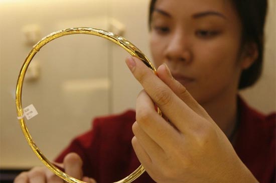 Hoạt động mua vào của các nhà đầu tư đang là xu thế chính trên thị trường vàng vật chất - Ảnh: Reuters.