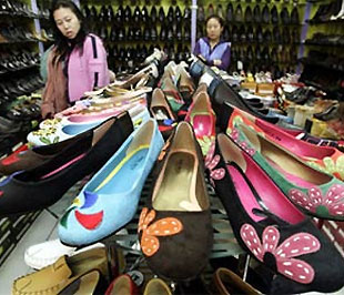 Trung Quốc sản xuất hàng hóa theo hình thức hàng loạt, quy mô lớn nên tiết giảm chi phí sản xuất nhờ vậy giá cả sản phẩm rất rẻ.