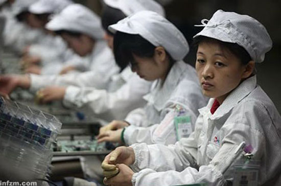 Công nhân làm việc ở nhà máy Foxconn - Ảnh: Southern Weekend.