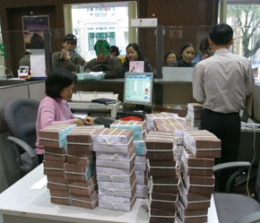 Một khi ngân hàng còn e ngại bị ... xù nợ vì luật thiếu minh bạch thì hành trình của nguồn vốn còn rất khó khăn mới đến được với doanh nghiệp.