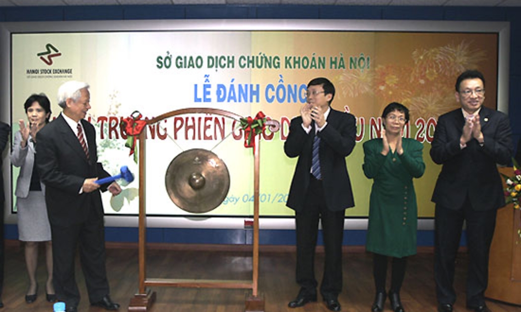 Sở Giao dịch Chứng khoán Hà Nội (HNX) đánh cồng khai trương phiên giao dịch đầu tiên của năm 2010, ngày 4/1/2010.